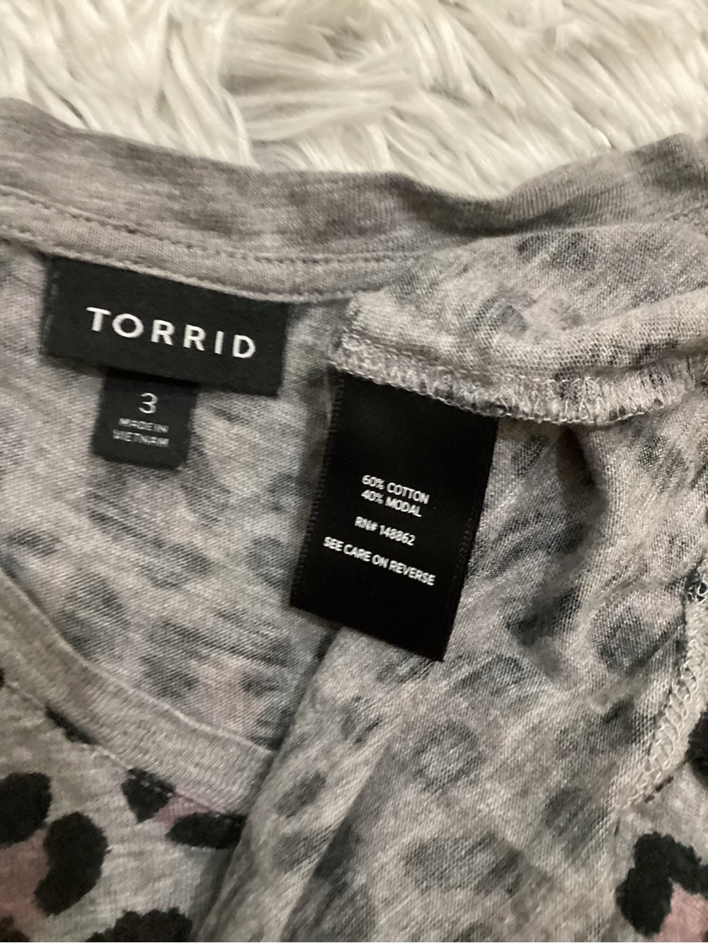 Torrid Size 3 Gray Pink Leopard Print V-Neck Pocket Tee Plus Size 3X - Picture 7 of 12